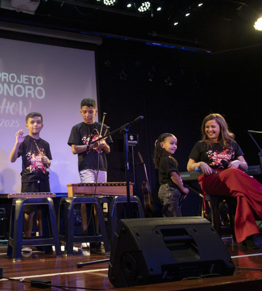 Grupo diverso de alunos de diferentes idades se divertindo durante aula em grupo na escola